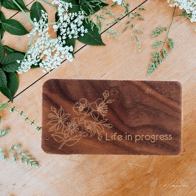 Personalisierbarer externer Akku aus Holz Großformat 4000 mAh - Blume