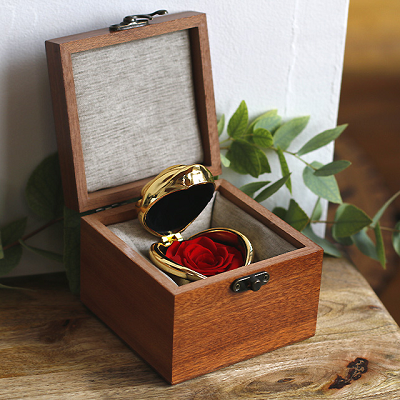 Vergoldete Rosenknospe und geheime ewige Rose mit personalisierter Geschenkbox