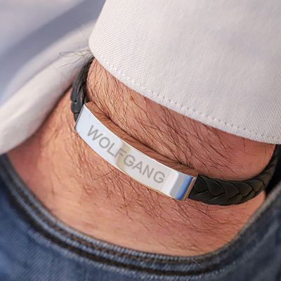 Graviertes Männer Armband aus Stahl und geflochtenem Leder