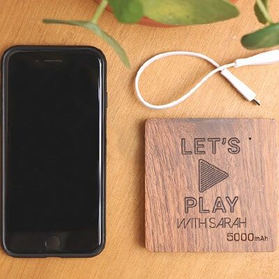 Personalisierbarer externer Akku aus Holz 5000 mAh - Let's play