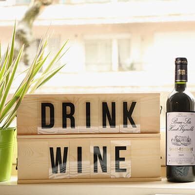 Personalisierbare Weinkiste mit Buchstaben und Emoticones