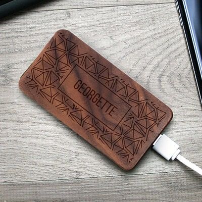 Personalisierbares externes Ladegerät aus Holz Großformat 4000 mAh - Vorname