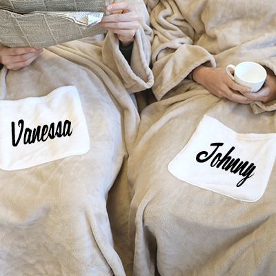 Personalisierbare Kuscheldecke mit Ärmeln für Paare - Vornamen