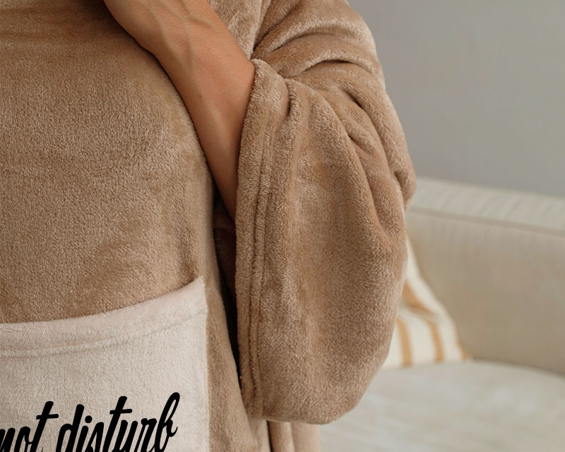Bild 2 des Produkts Personalisierte Fleece-Decke mit Ärmeln und Tasche - Do not disturb anzeigen