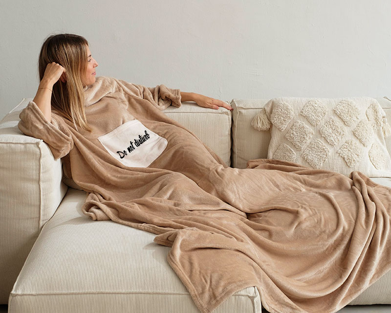 Bild 1 des Produkts Personalisierte Fleece-Decke mit Ärmeln und Tasche - Do not disturb anzeigen