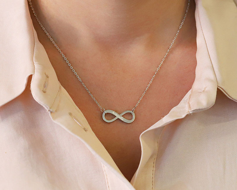 Bild 1 des Produkts Personalisierte Infinity Halskette für Frauen - Vorname anzeigen