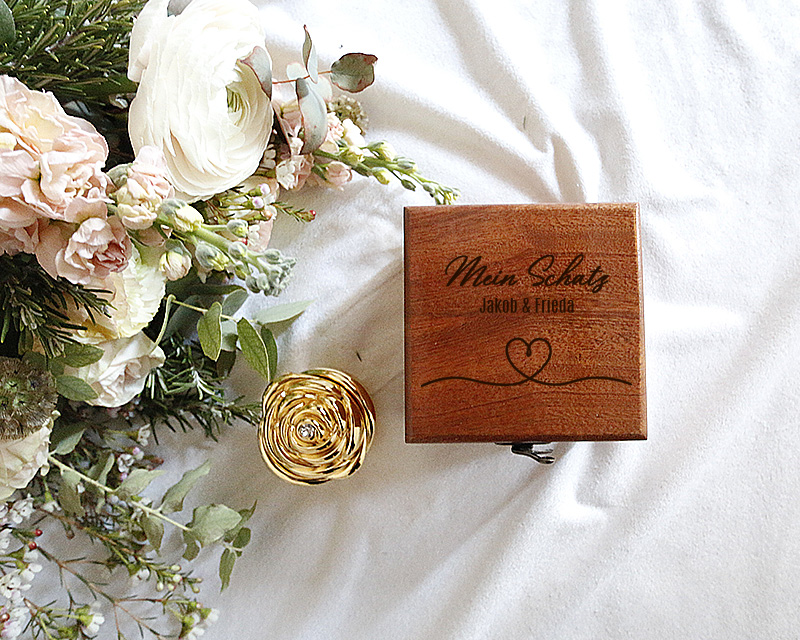 Bild 2 des Produkts Vergoldete Rosenknospe und geheime ewige Rose mit personalisierter Geschenkbox anzeigen