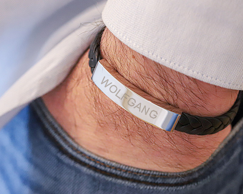 Bild 1 des Produkts Graviertes Männer Armband aus Stahl und geflochtenem Leder anzeigen