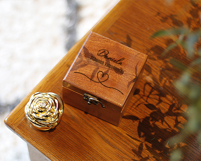 Bild 3 des Produkts Vergoldete Rosenknospe und geheime ewige Rose mit personalisierter Geschenkbox anzeigen