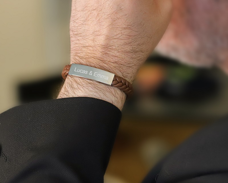 Bild 5 des Produkts Graviertes Männer Armband aus Stahl und geflochtenem Leder anzeigen