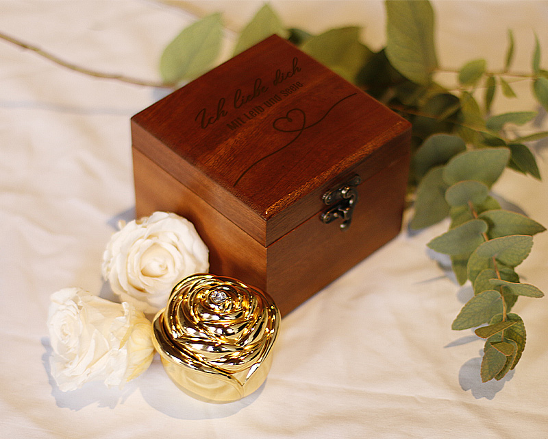 Bild 6 des Produkts Vergoldete Rosenknospe und geheime ewige Rose mit personalisierter Geschenkbox anzeigen