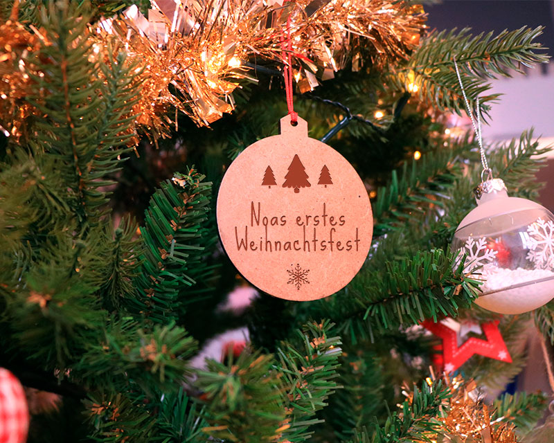 Bild 2 des Produkts Set personalisierbare Weihnachtsanhänger aus Holz - Weihnachtsbaum anzeigen