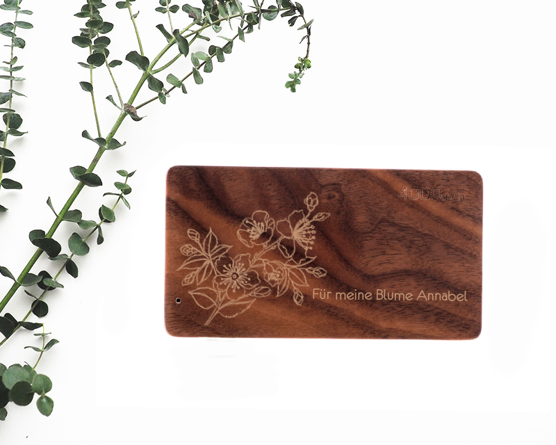 Personalisierbarer externer Akku aus Holz Großformat 4000 mAh - Blume